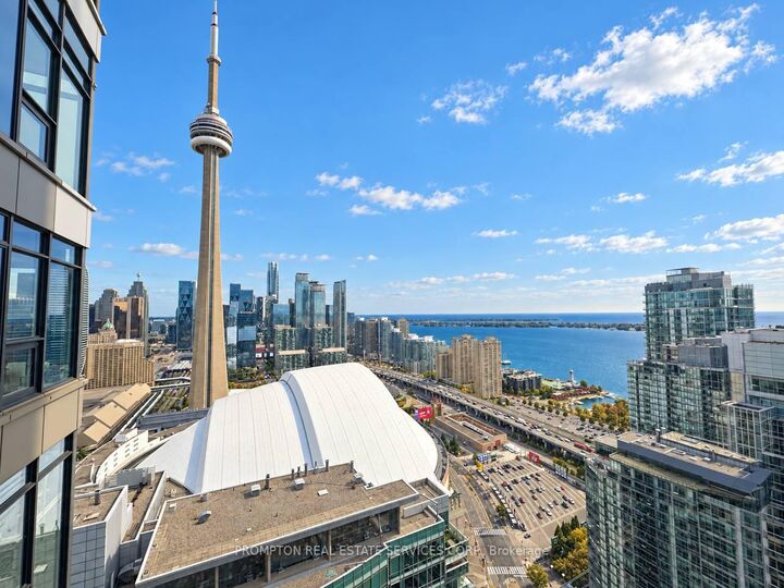 Property Photo:  1 Concord Cityplace Way 4703  ON M5V 0X3 