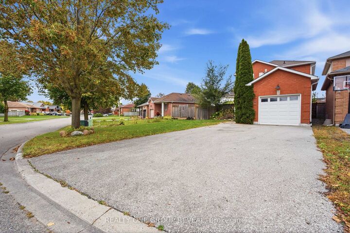 Property Photo:  96 Firwood Avenue  ON L1E 3B3 