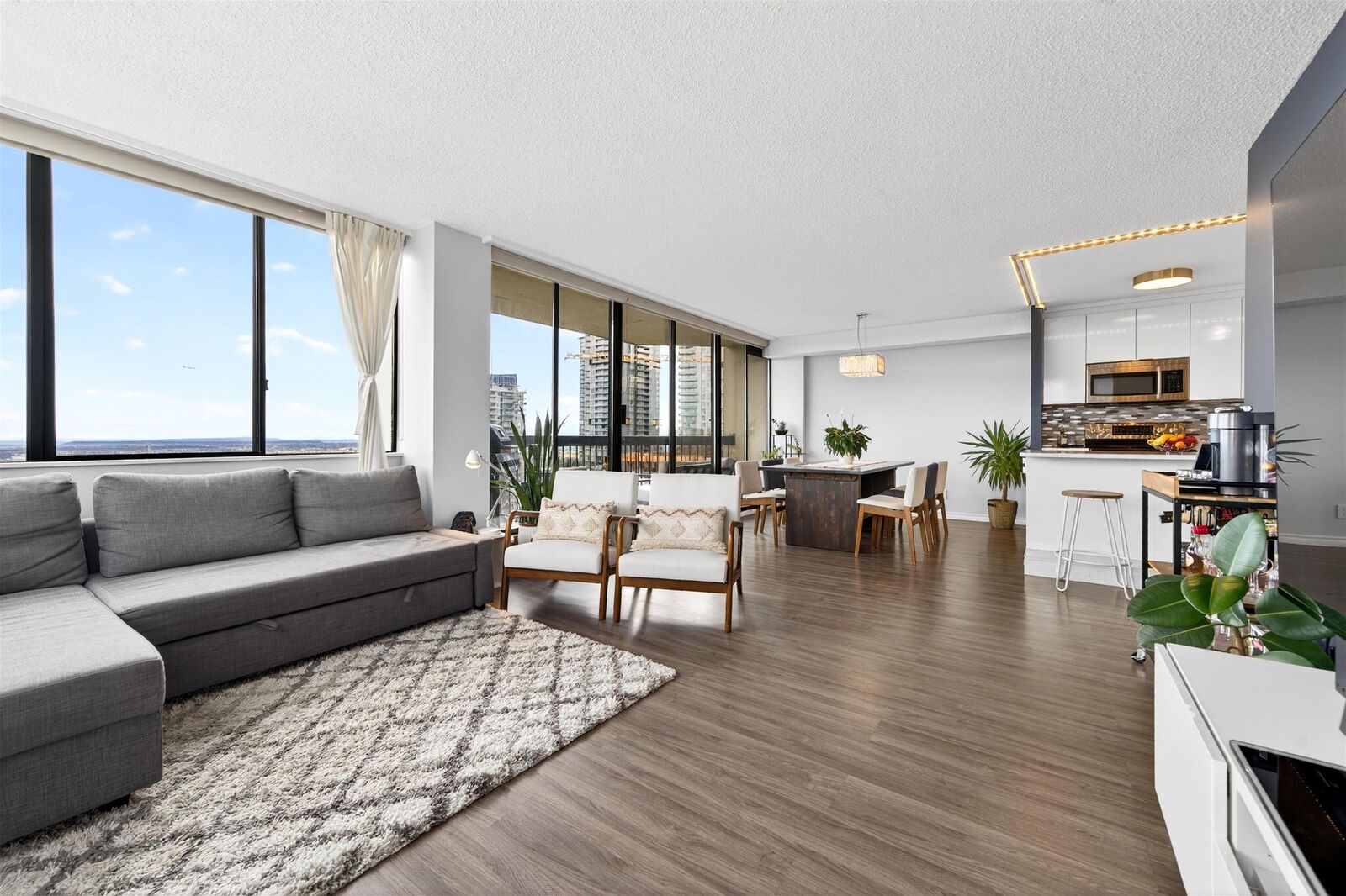 Property Photo:  6540 Burlington Avenue 1903  BC V5H 4G3 