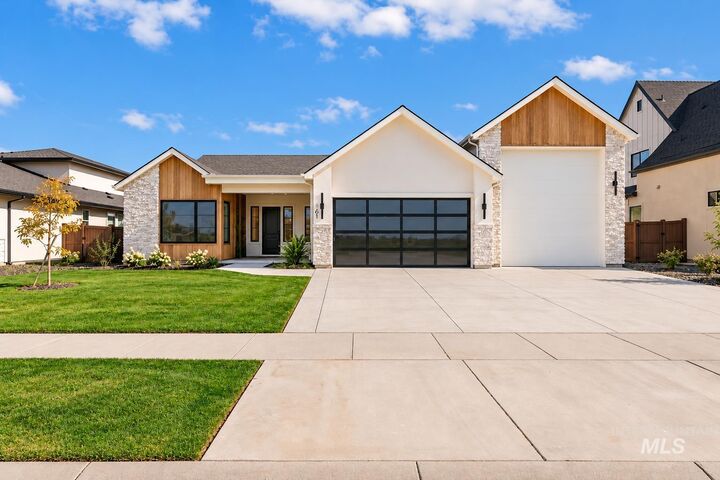 Property Photo:  846 N Creekwater Ave  ID 83616 