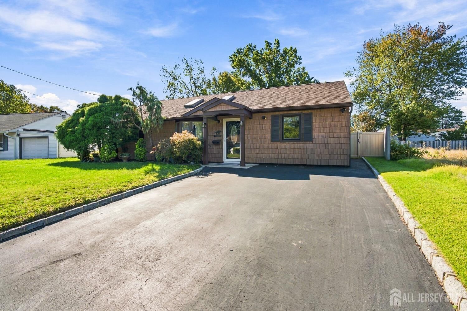 Property Photo:  12 E Knollwood Road  NJ 08817 