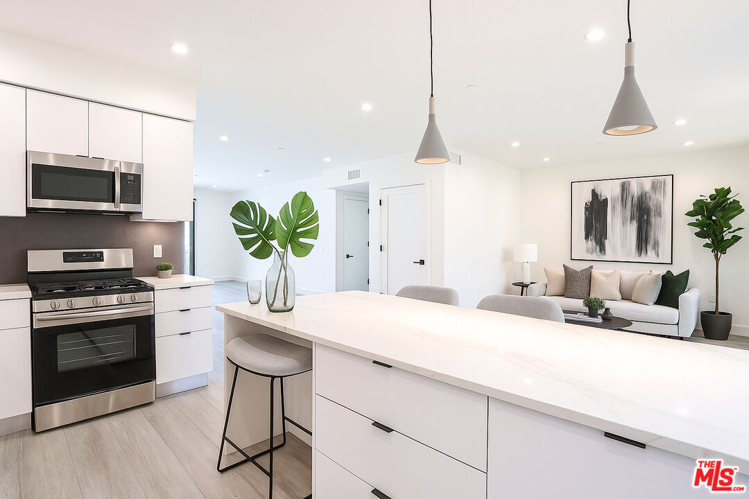 Property Photo:  11800 Courtleigh Dr, Unit 402  CA 90066 