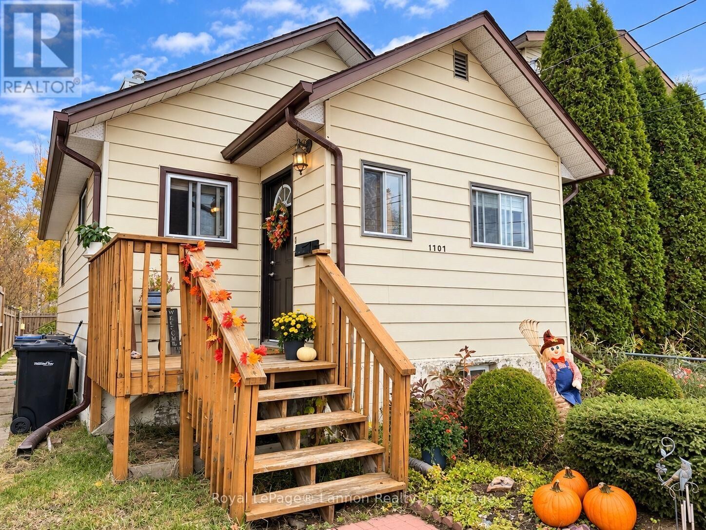 Property Photo:  1707 Crawford Avenue  ON P7E 3E7 