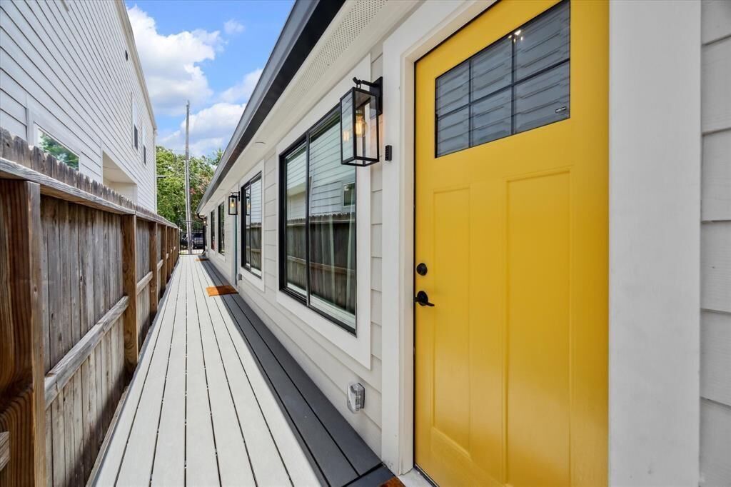 Property Photo:  5844 Darling 3  TX 77007 