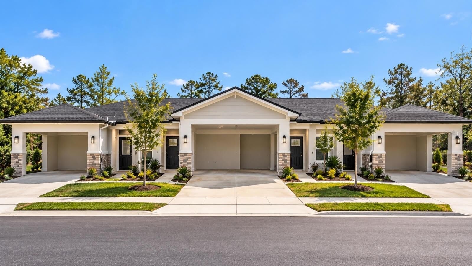 Property Photo: 427 Prestwick Place FL 34759