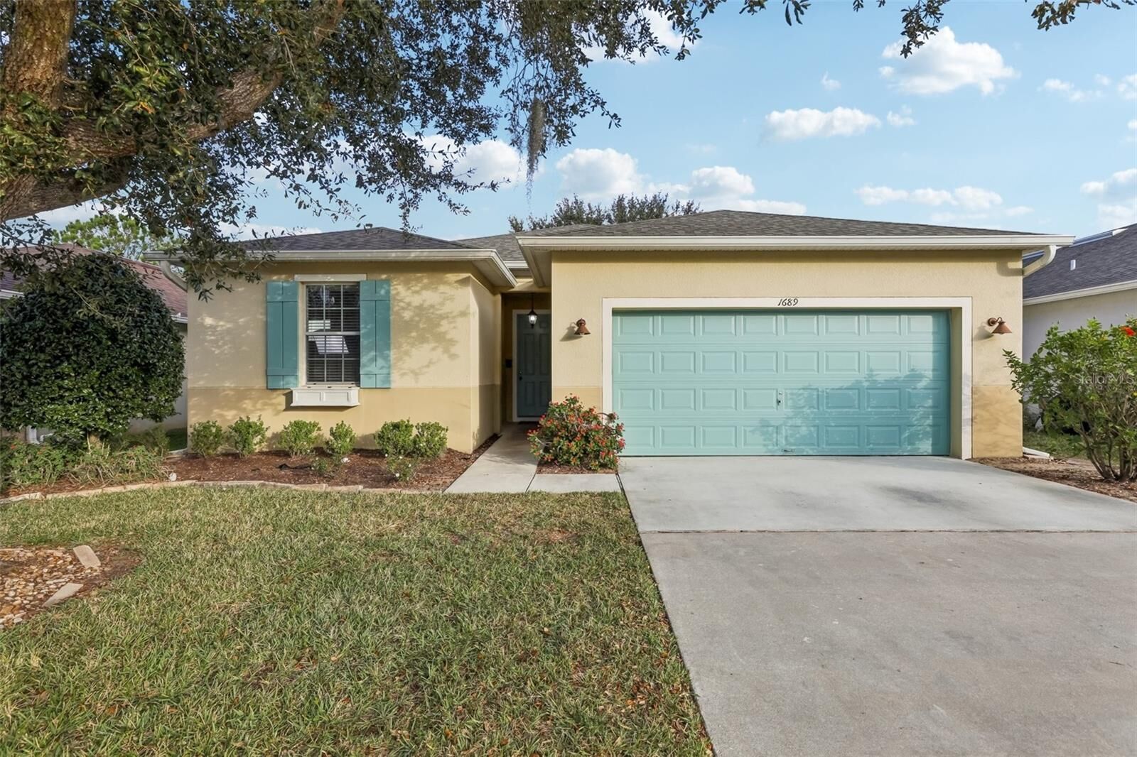Property Photo: 1689 Strathmore Circle FL 32757