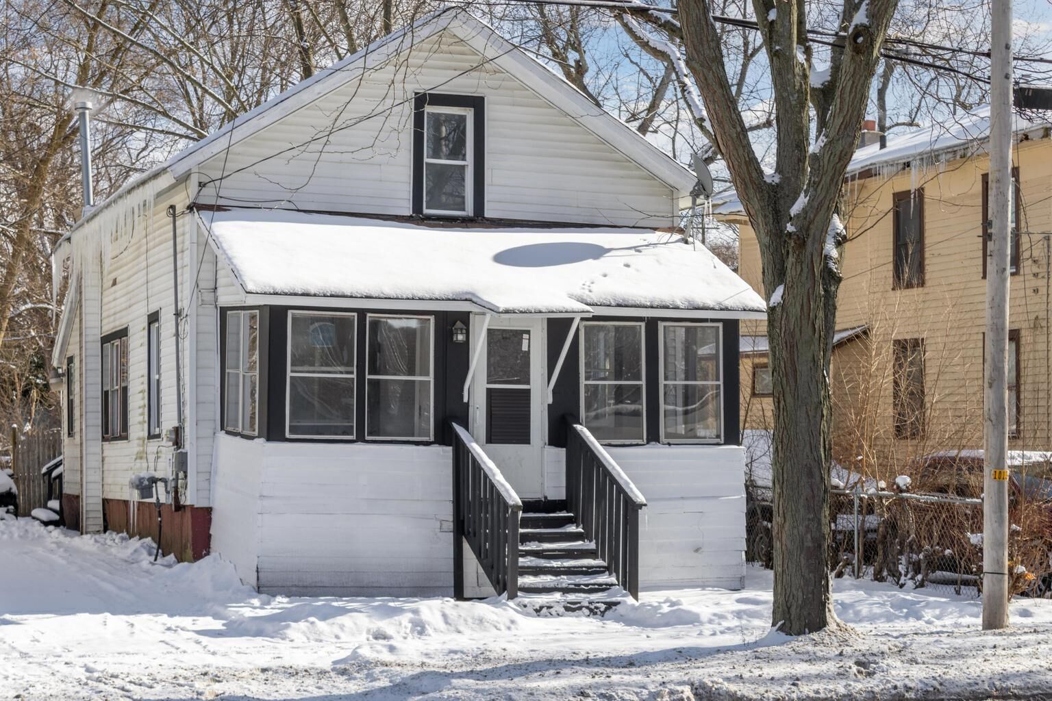 Property Photo:  1610 N Burdick Street  MI 49007 
