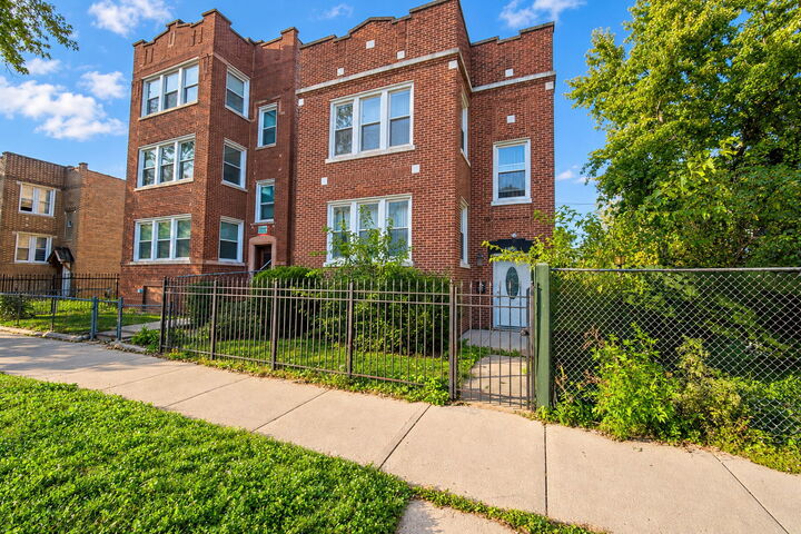 Property Photo:  4922 W Adams Street  IL 60644 