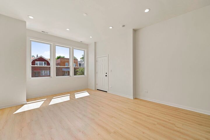 Property Photo:  538 N Trumbull Avenue  IL 60624 