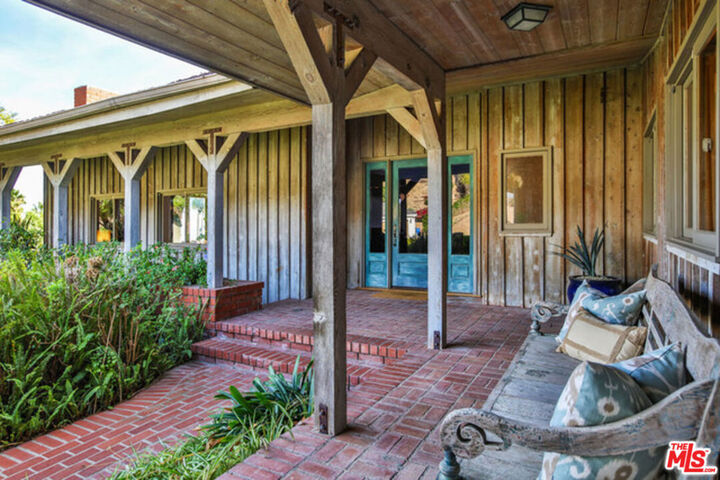 Property Photo:  3825 Malibu Country Drive  CA 90265 