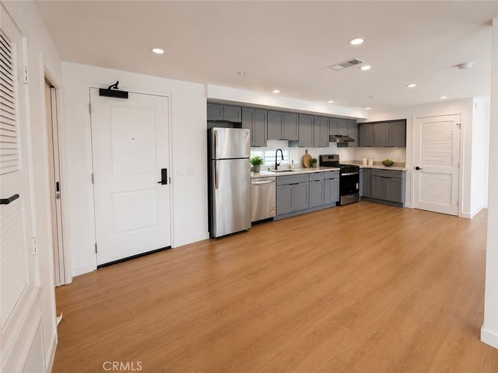 Property Photo:  176 N Catalina Ave 402  CA 91106 