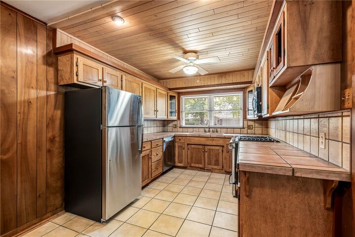 Property Photo: 1900 W Emma Avenue AR 72762