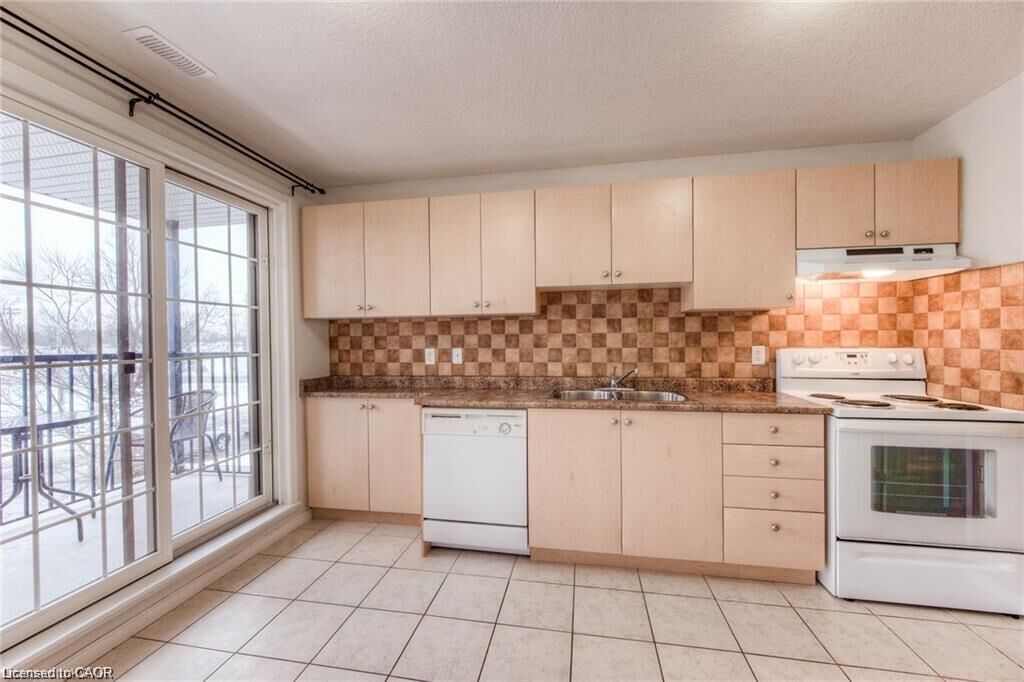 Property Photo:  12 Holborn Drive A7  ON N2A 0A4 