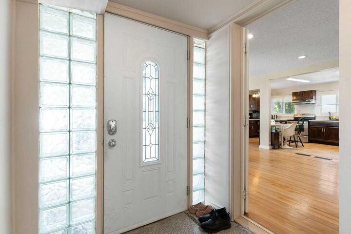 Property Photo:  87 Hillgrove Drive SW  AB T2V 3L8 