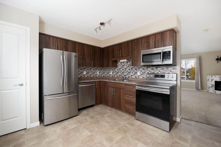 Property Photo:  711 Beacon Hill Drive 33  AB T9H 3R5 