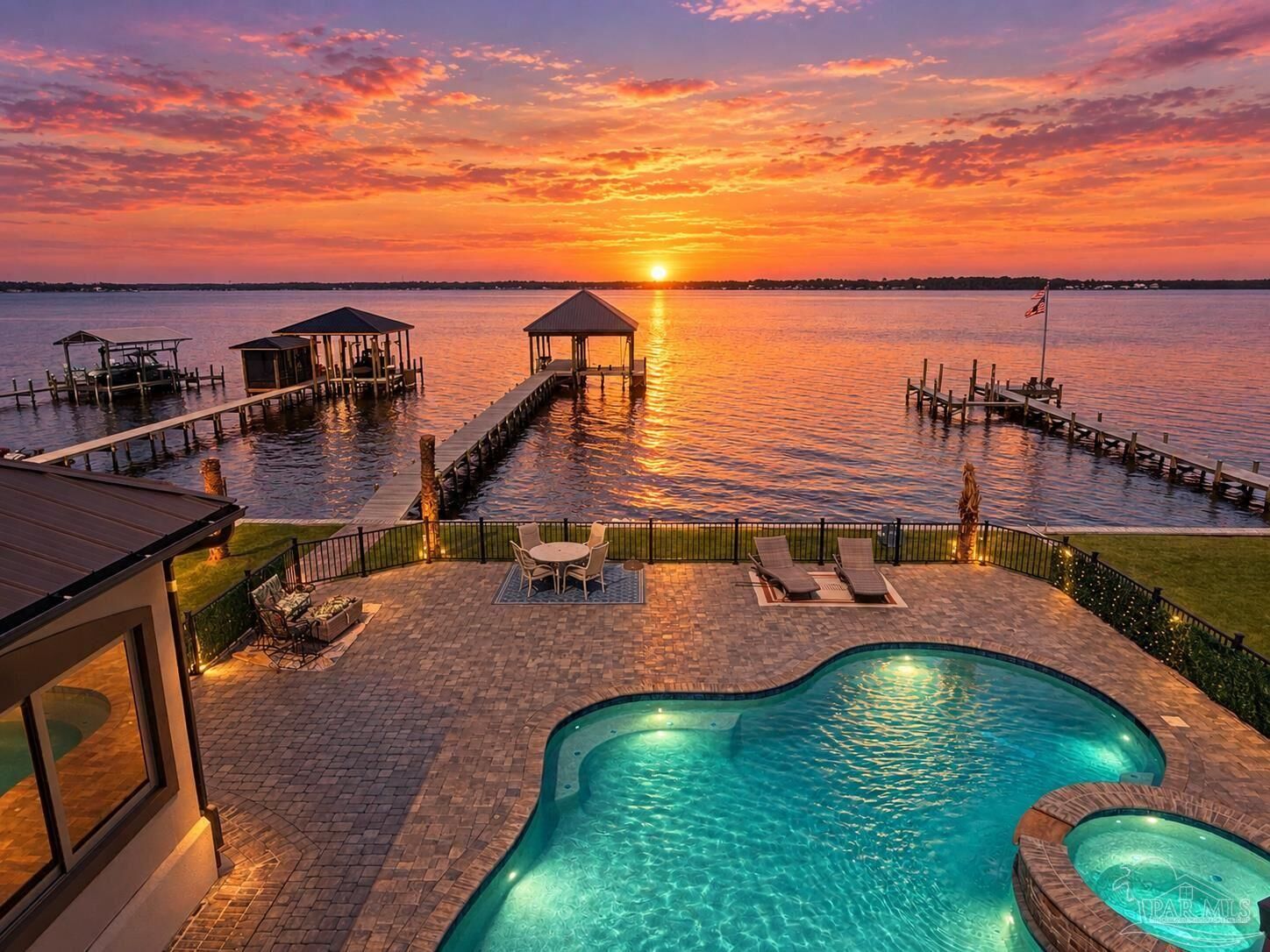 Property Photo: 2025 Crown Pointe Blvd FL 32506