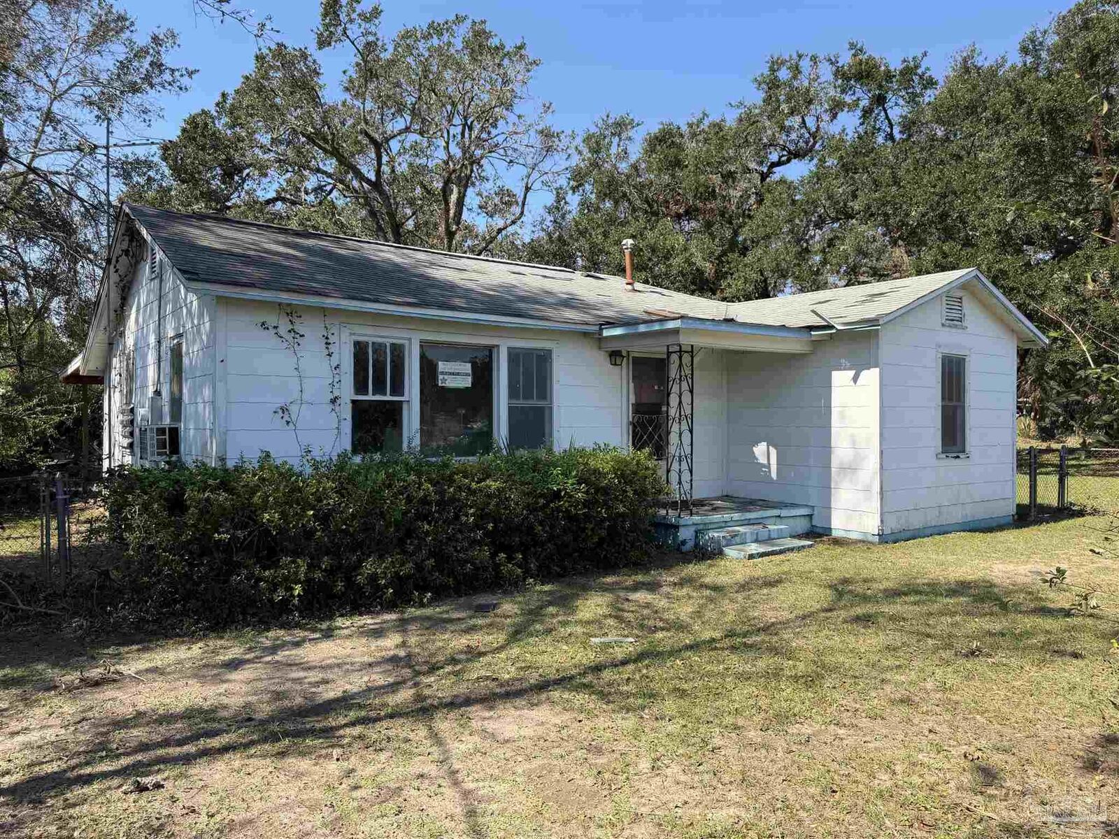 Property Photo:  303 Yoakum Ct  FL 32505 
