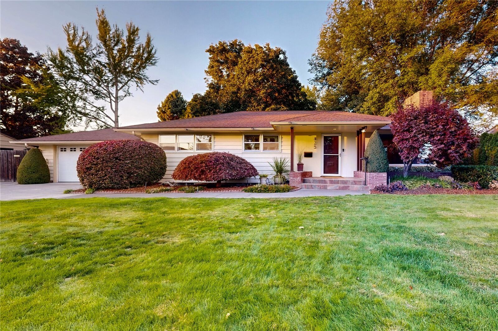 Property Photo: 825 Wauna Vista Drive WA 99362