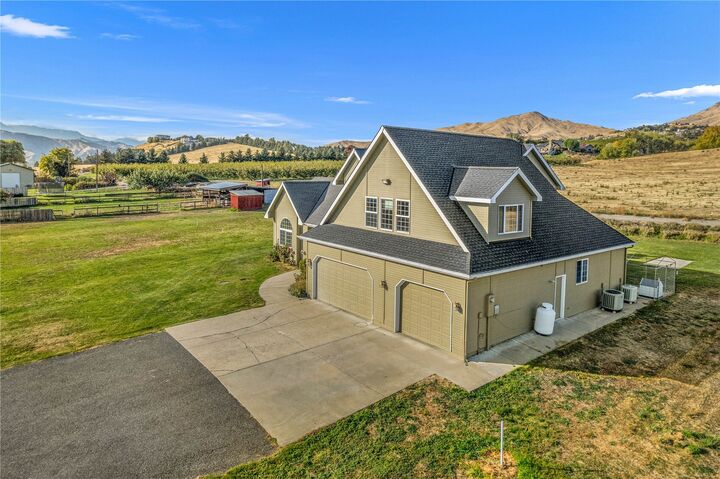 Property Photo:  916  Easy Street  WA 98801 