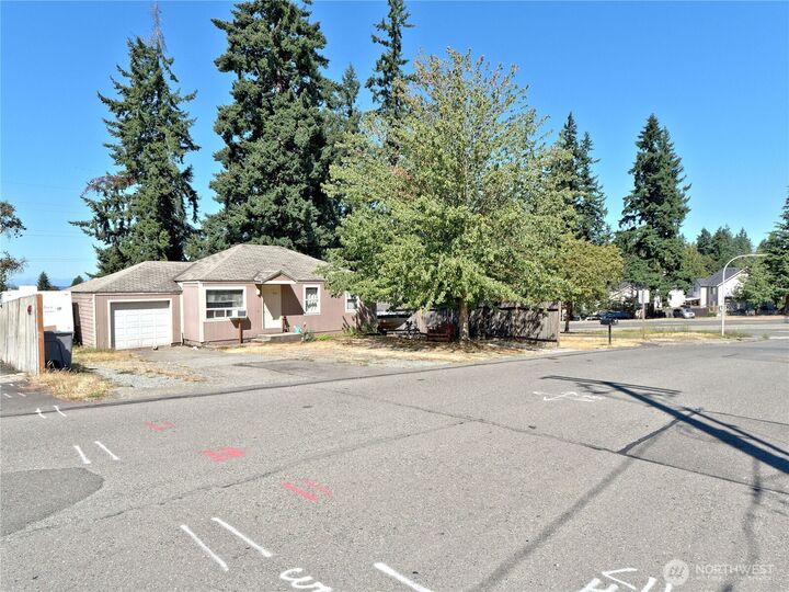 Property Photo:  1409  Monroe Avenue NE  WA 98056 