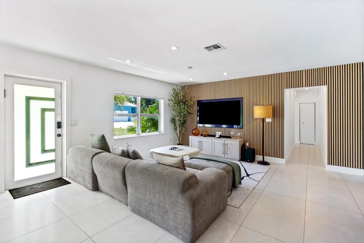 Property Photo:  209 NE 27th Drive  FL 33334 