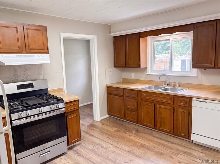 Property Photo:  510 Gregory Place  MI 49202 