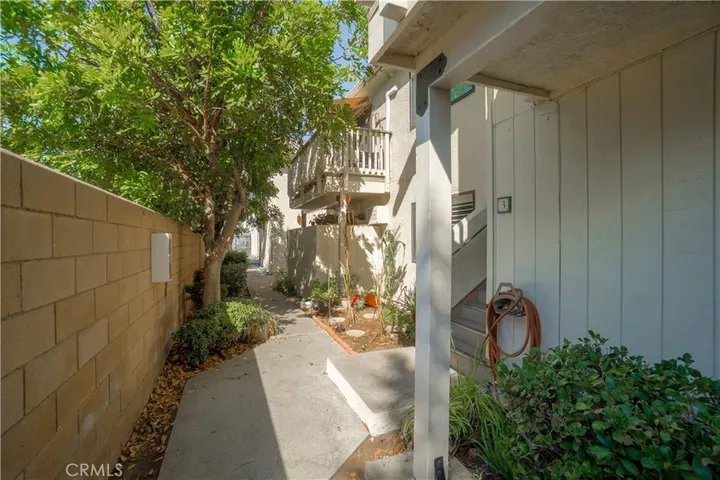 Property Photo: 1045 E 3rd Street 4 CA 90802