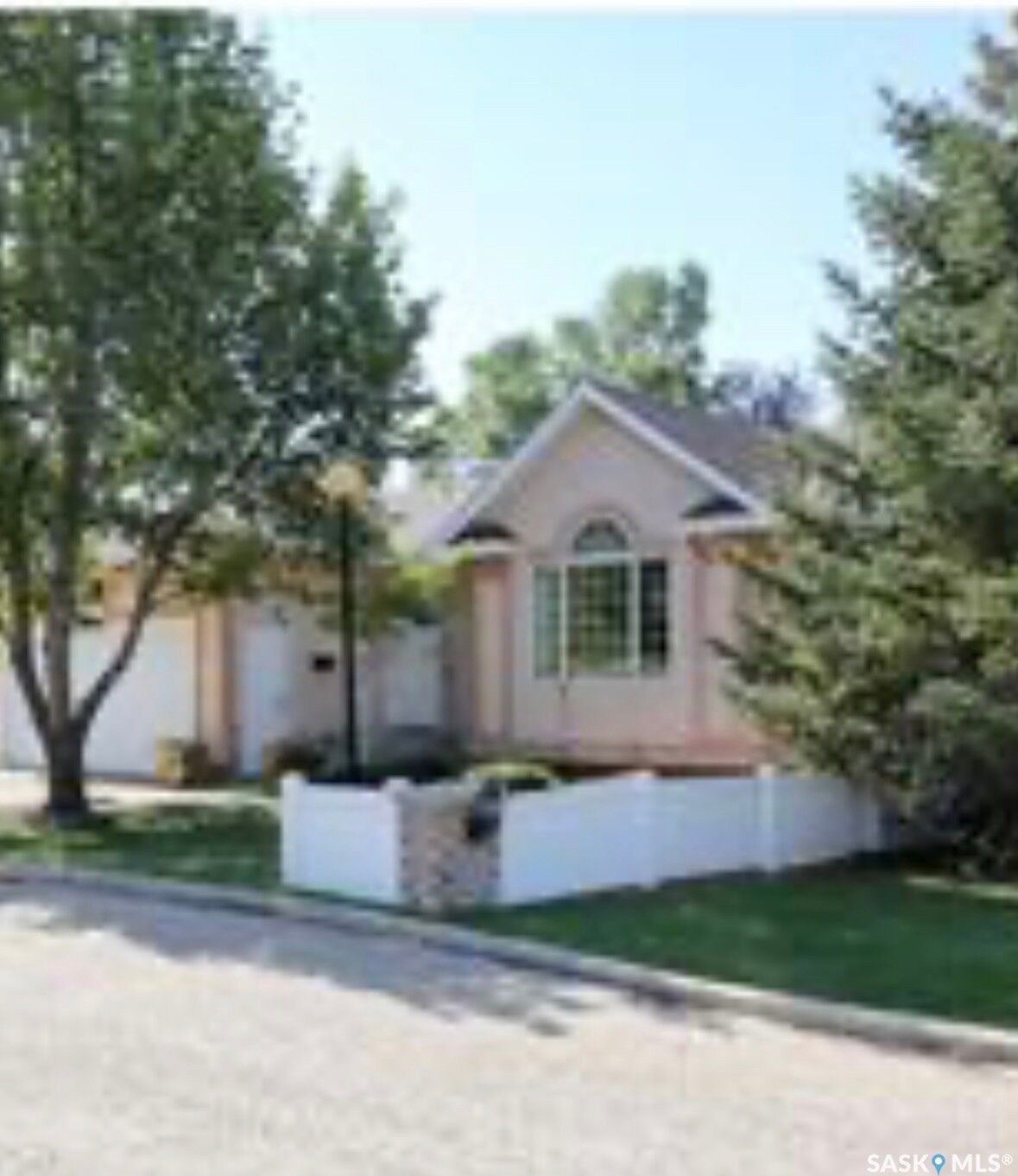 Property Photo:  3258 Renfrew Crescent E  SK S4V 2W6 