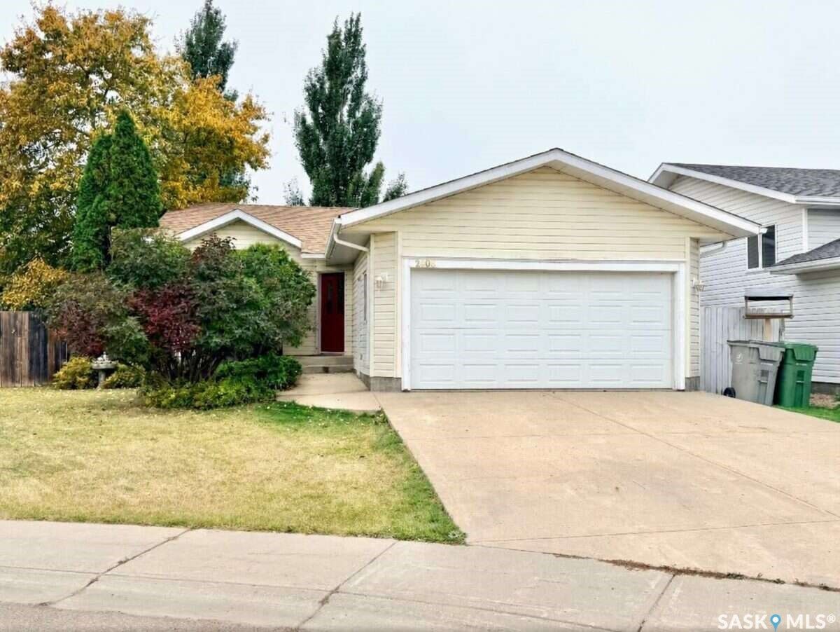 Property Photo:  2606 42nd Avenue  SK S9V 2B8 