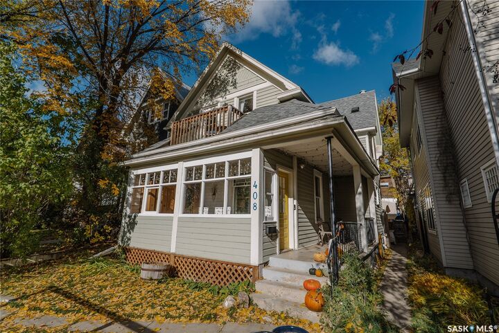 Property Photo:  408 25th Street W  SK S7L 0C8 