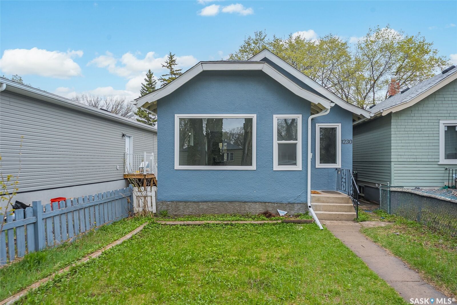 Property Photo:  1230 E Avenue N  SK S7L 1T4 