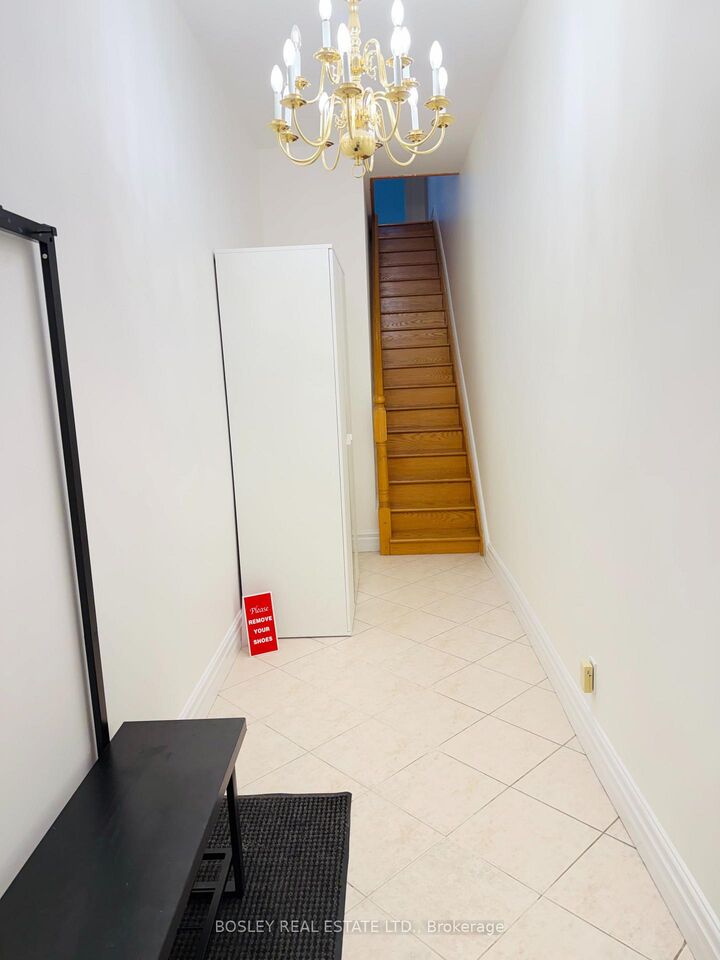 Property Photo:  260 Ossington Avenue Upper  ON M6J 3A2 