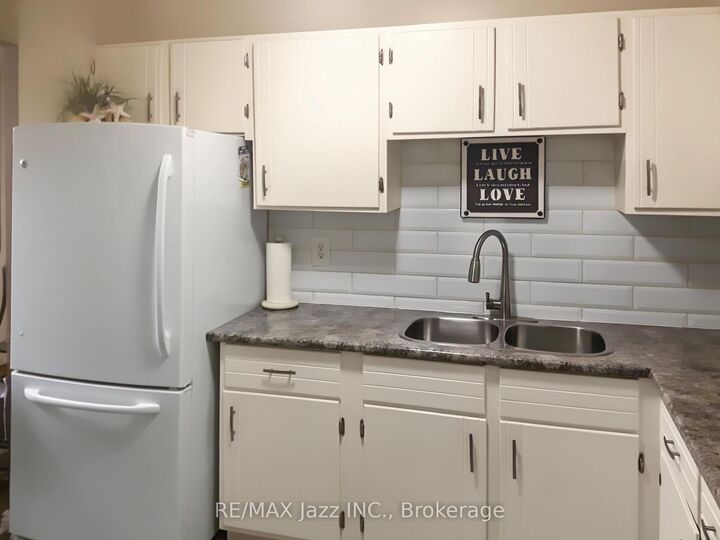 Property Photo:  131 Taunton Road E 304  ON L1G 3T8 