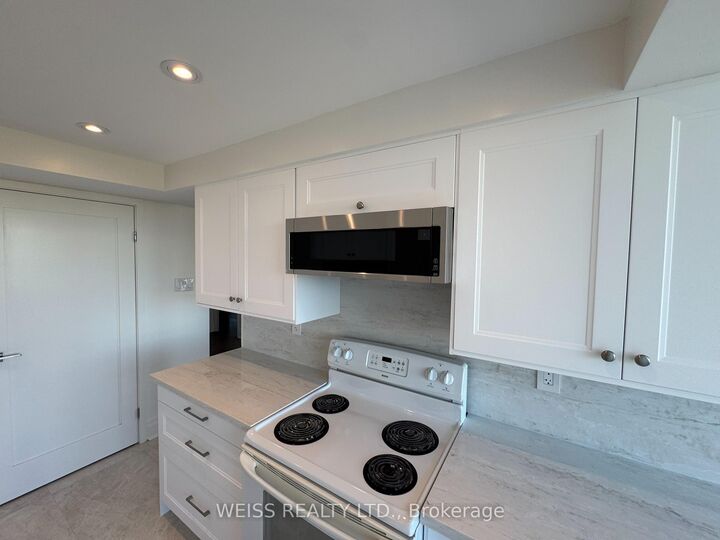 Property Photo:  7460 Bathurst Street 904  ON L4J 7K9 