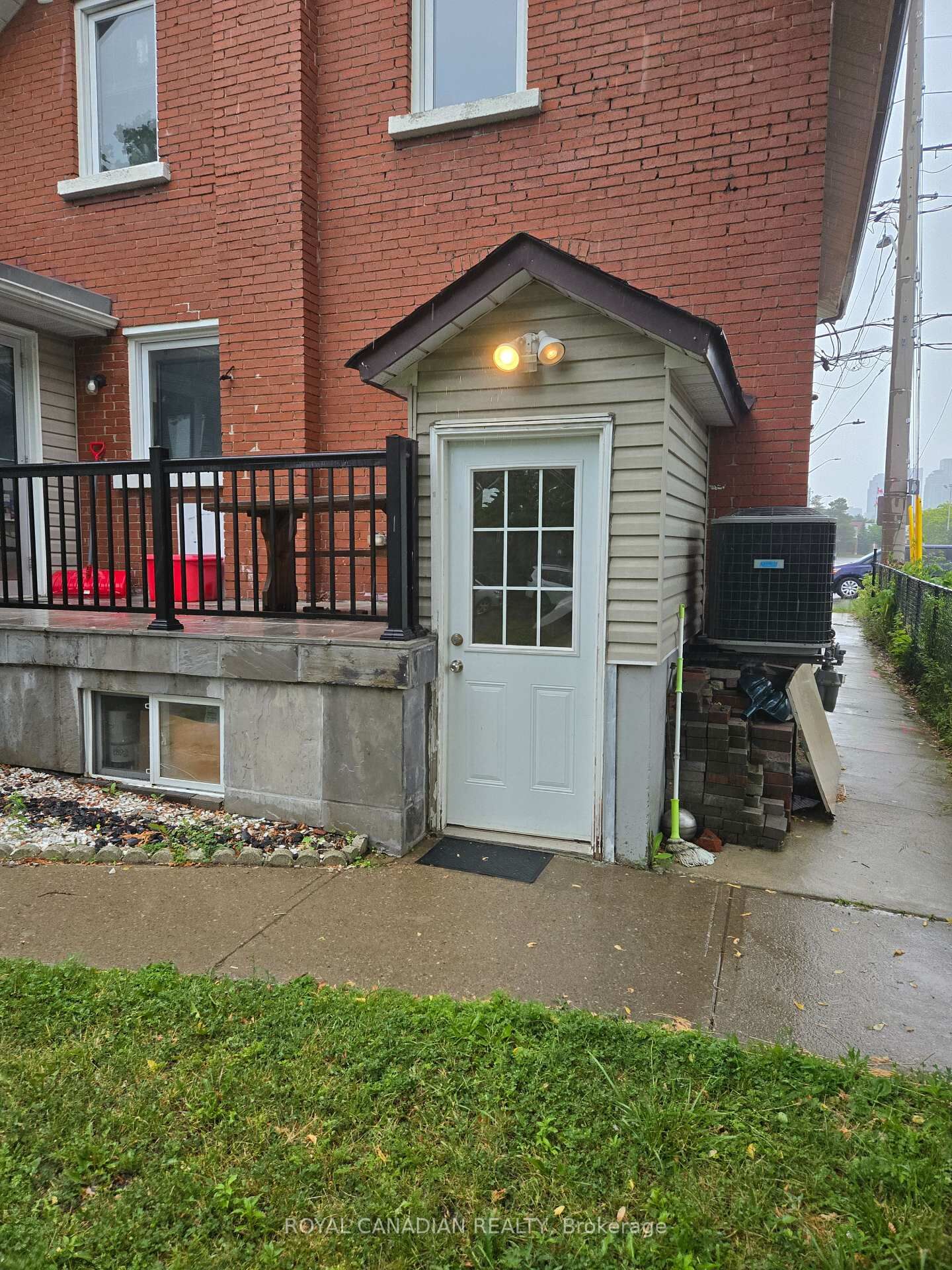 Property Photo: 60 Agnes Street Bsmt ON L5B 1J7
