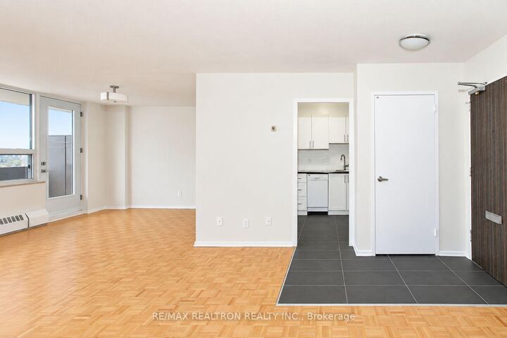 Property Photo:  6200 Bathurst Street 1008  ON M2R 2A3 