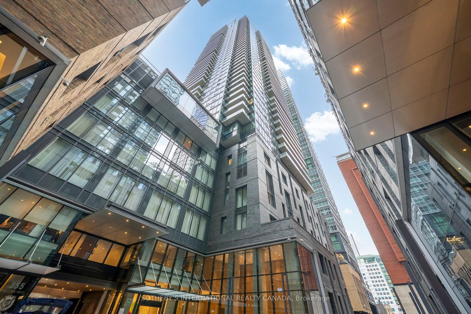 Property Photo:  125 Blue Jays Way 3208  ON M5V 0N5 