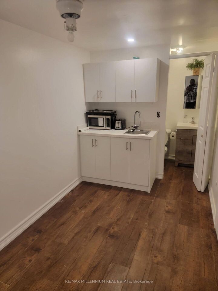 Property Photo:  66 Overlord Crescent Lower #2  ON M1B 4P2 