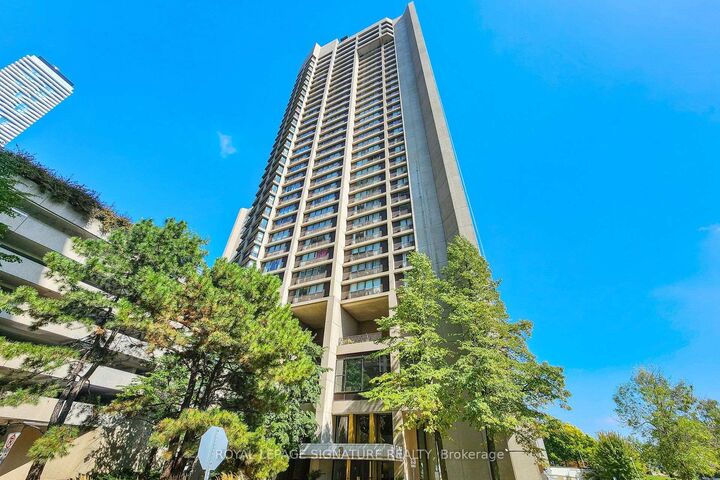 Property Photo:  33 Harbour Square 1806  ON M5J 2G2 