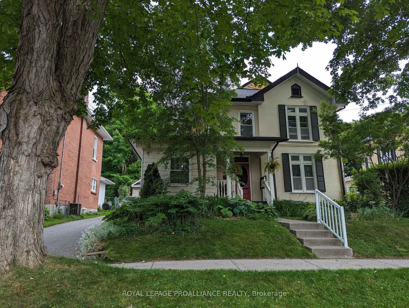 Photo de la propriété: 573 Homewood Avenue ON K9H 2N4
