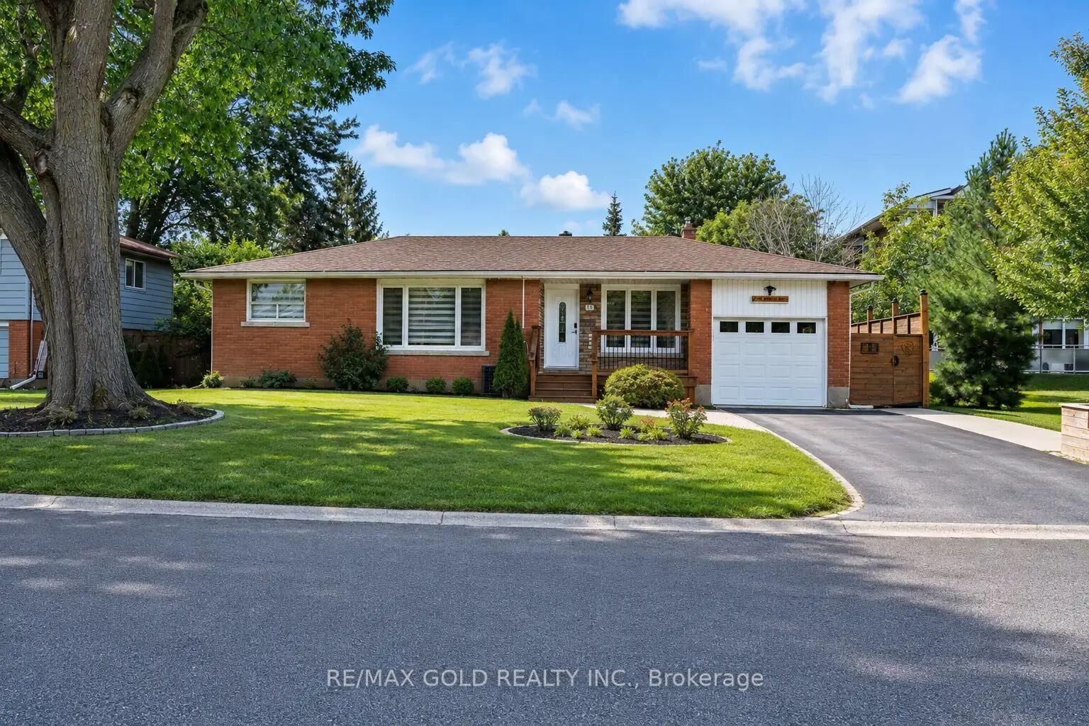Property Photo: 16 Braden Avenue ON L3C 2R7