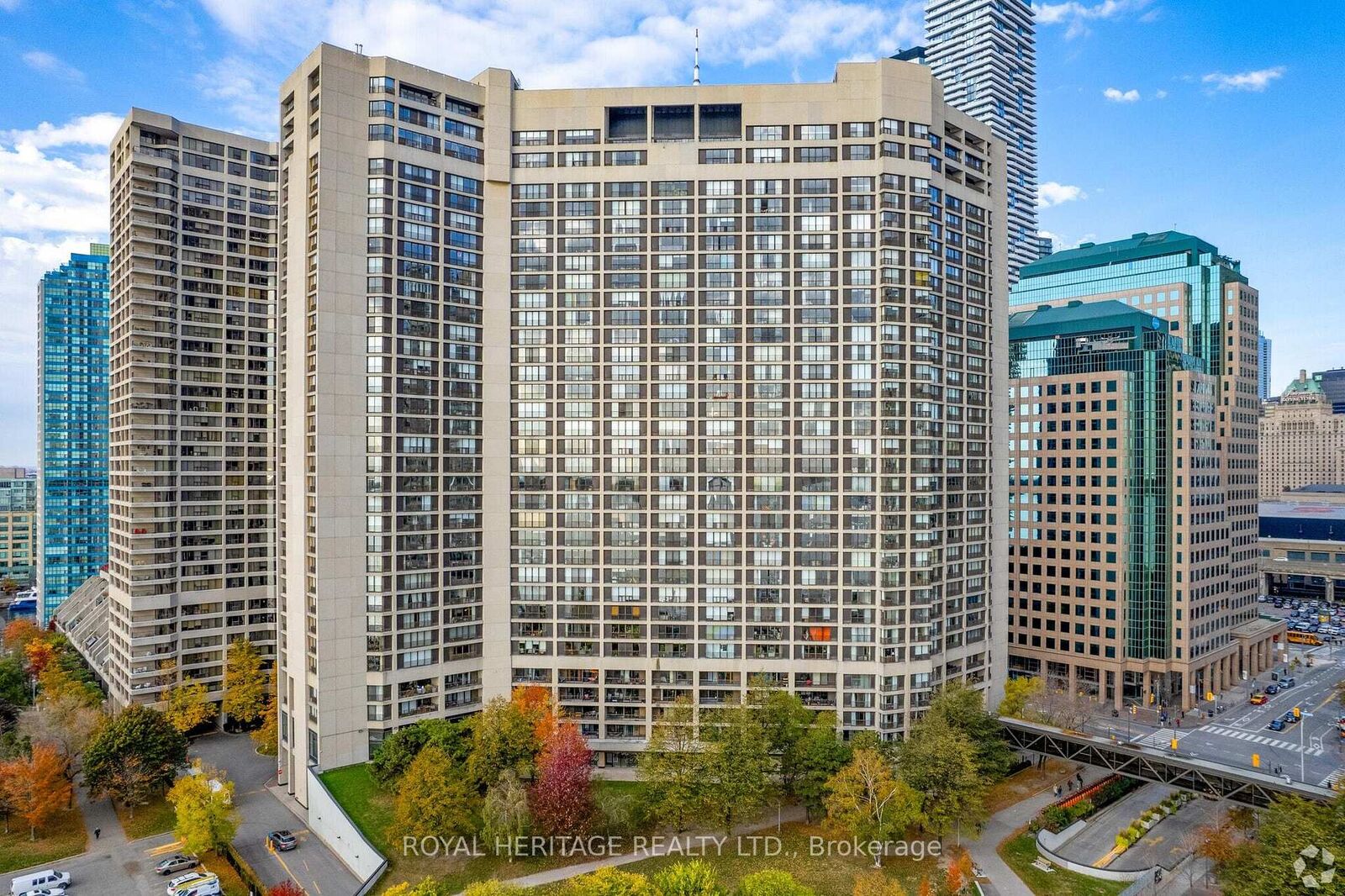 Property Photo:  33 Harbour Square 1240  ON M5J 2G2 