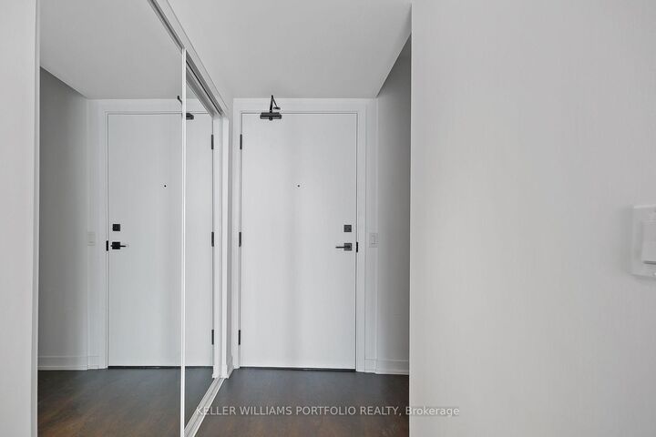 Property Photo:  319 Jarvis Street 1816  ON M5B 2C2 