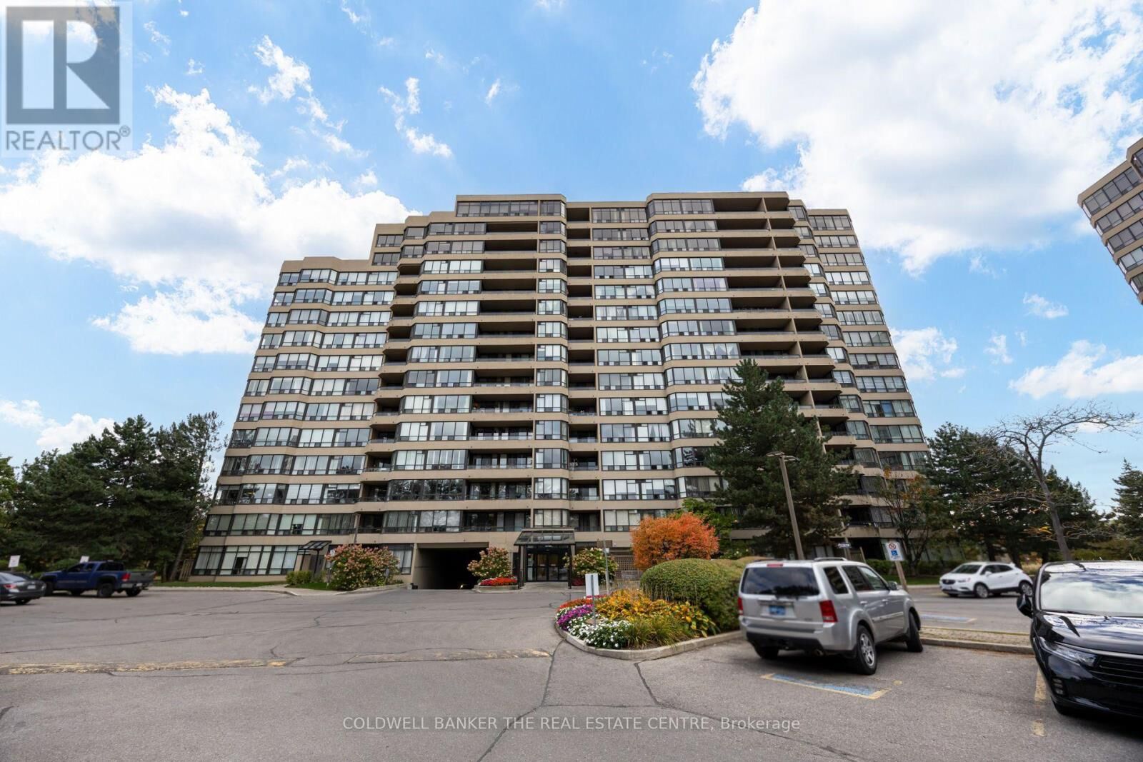 Property Photo: 32 Clarissa Drive Ph22 ON L4C 9R7