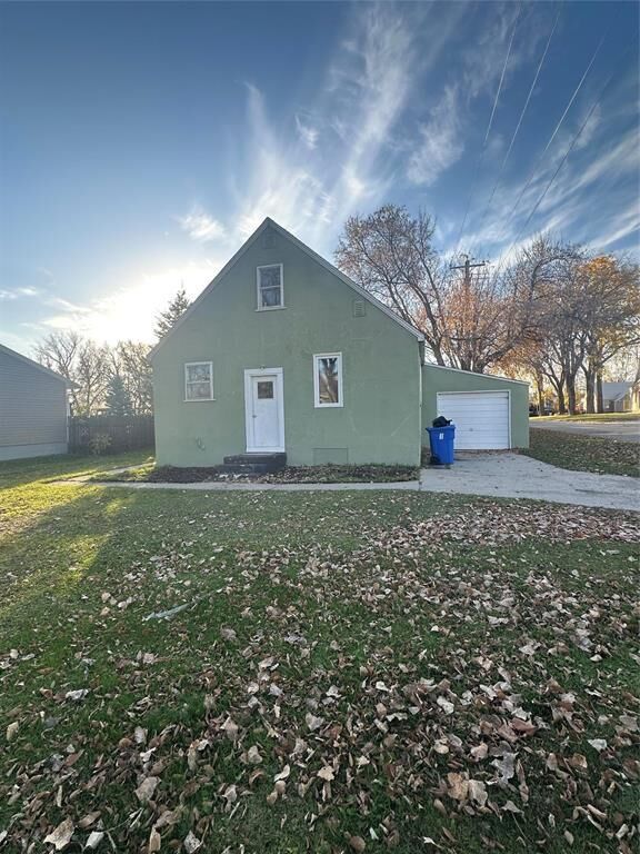 Property Photo: 590 Third Avenue MB R0J 1H0