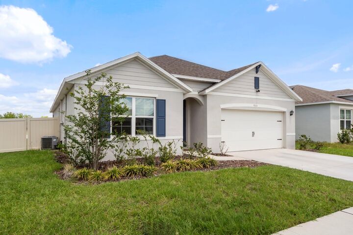 Property Photo: 933 Ambleside Drive FL 33844