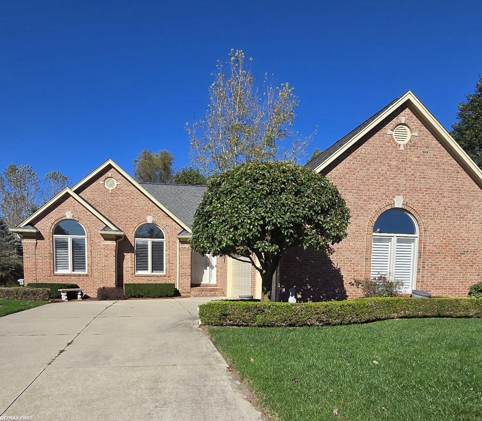 Property Photo: 15619 Trafalgar Dr Drive MI 48044