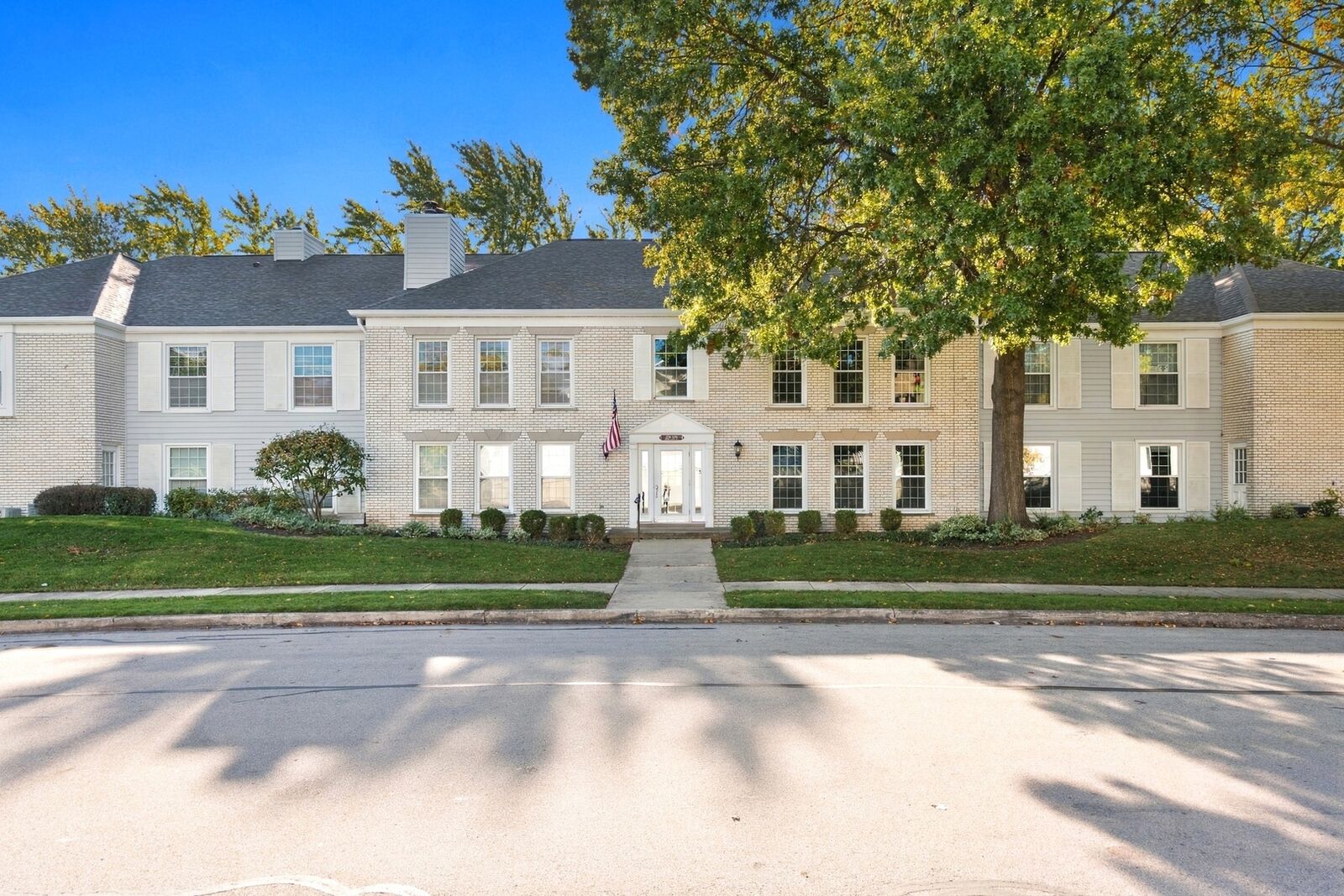 Property Photo:  1170 Spring Garden Circle 70  IL 60563 