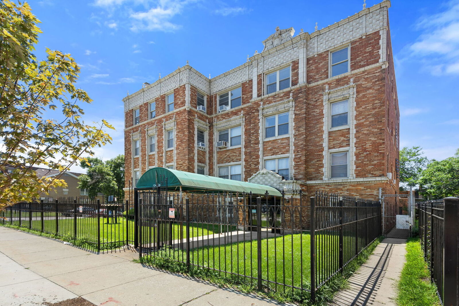 Property Photo: 7370 S South Shore Drive 3W IL 60649
