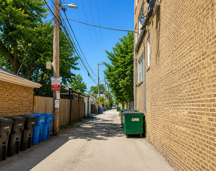 Property Photo: 3206 W Berwyn Avenue G IL 60625